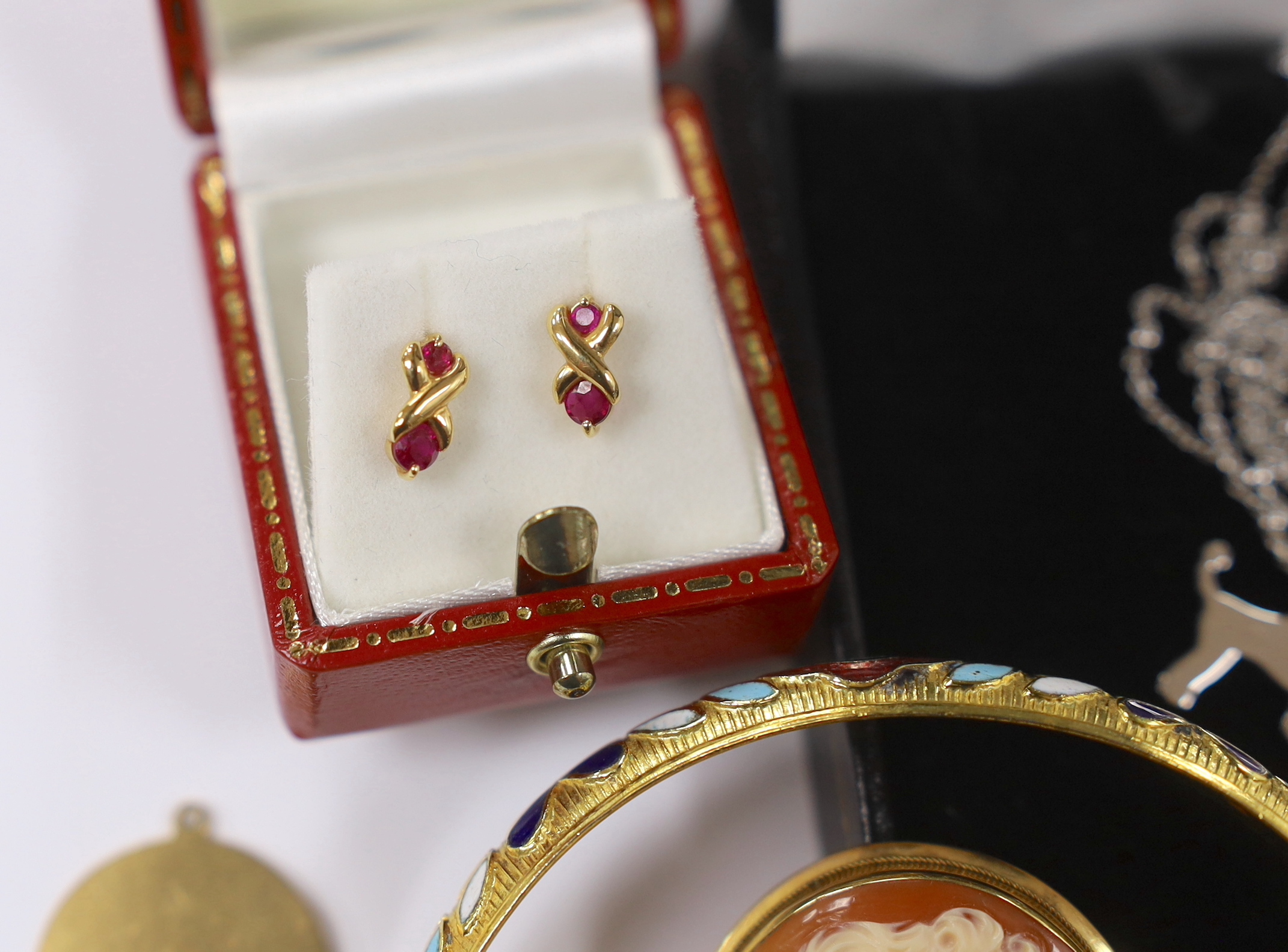 Sundry jewellery including a diamond set yellow metal pendant, a similar yellow metal and diamond set heart pendant, two pairs of gem set ear studs including 18k and ruby, etc.